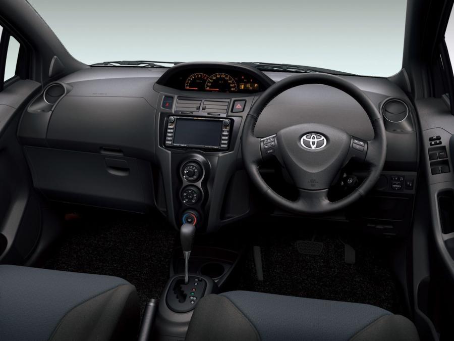  Toyota Vitz RS 2005 года  (фото 3 из 4)